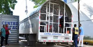DGM intercepta furgón con 79 haitianos indocumentados rumbo a Santo Domingo