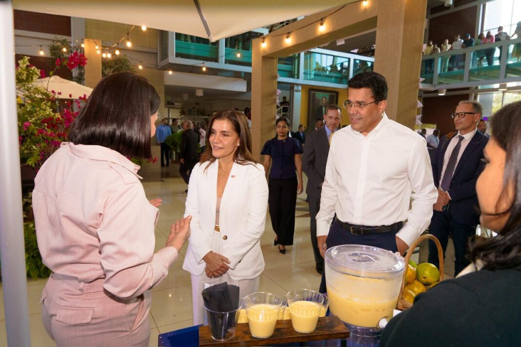 Ministro Collado recibe visita de la embajadora de los Estados Unidos, Leah Campos