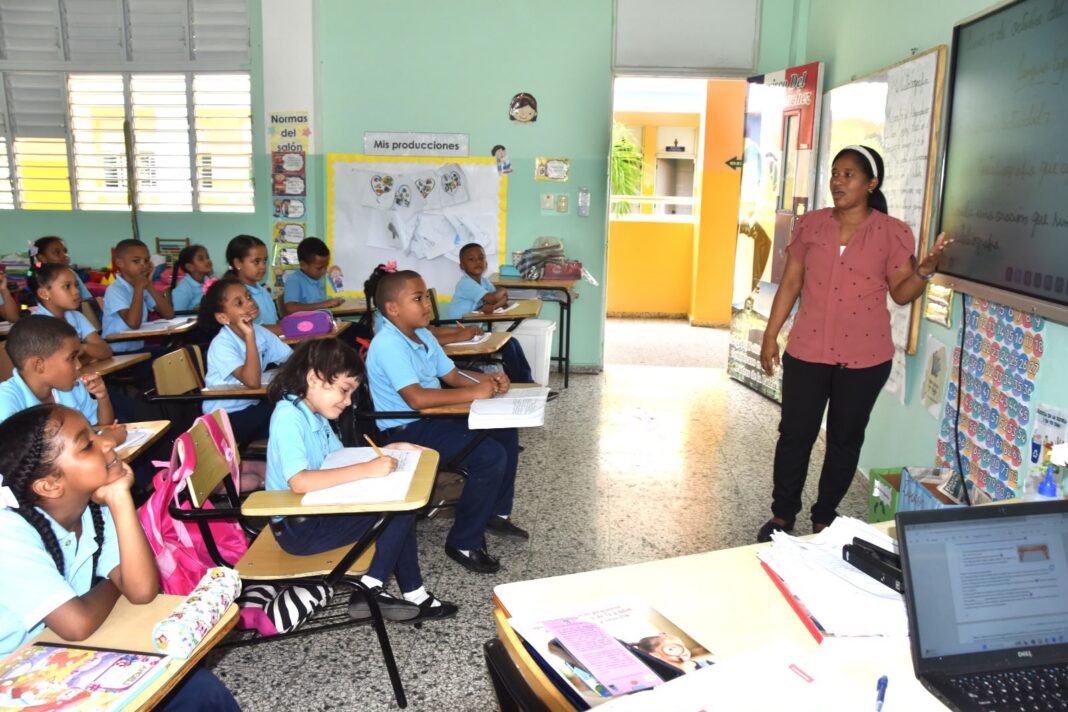 Más de 23 mil docentes participan en primera semana de evaluación de desempeño