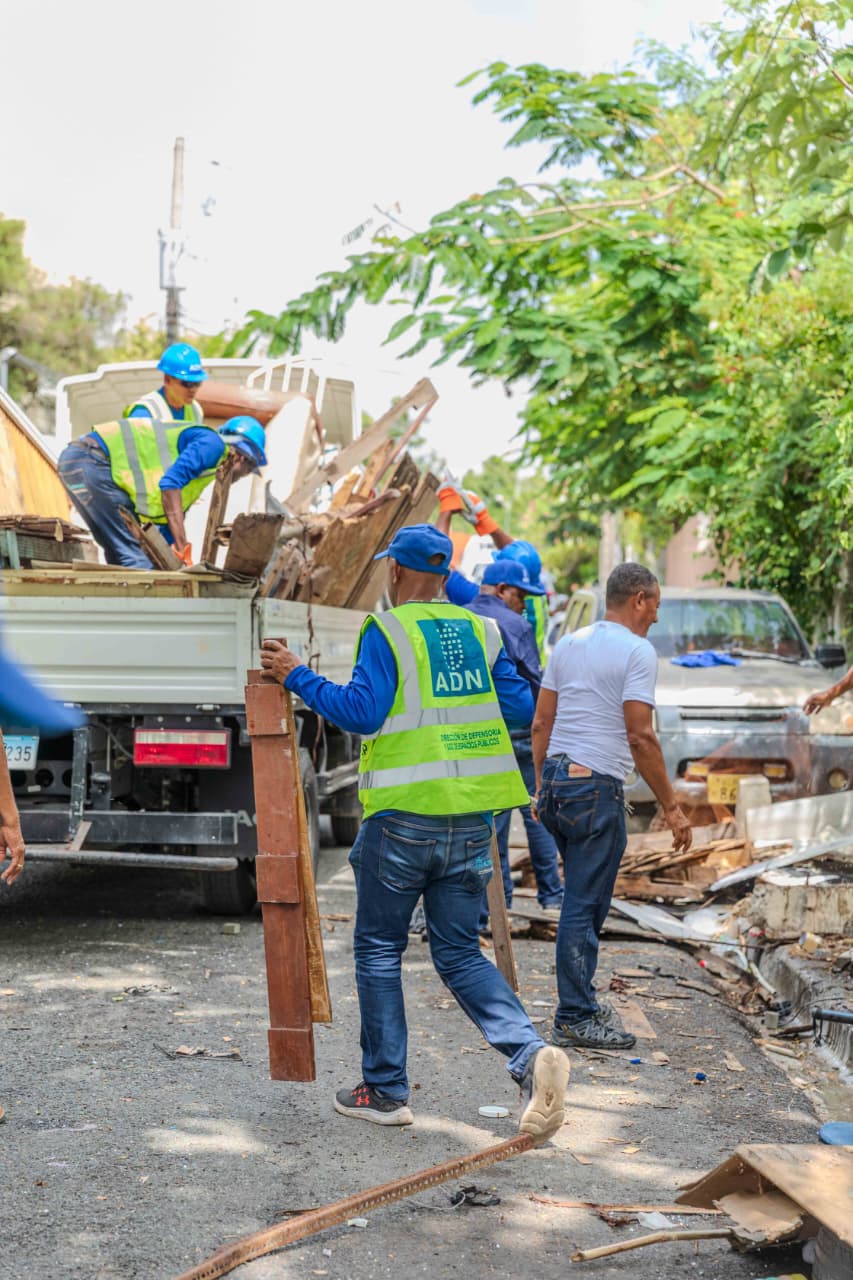 Carolina Mejía ordena retiro de estructuras y recuperación de aceras en Arroyo Hondo