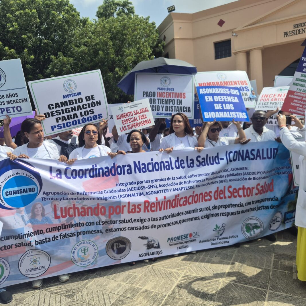 Gremios de salud marchan hacia el Palacio Nacional en reclamo de mejoras laborales