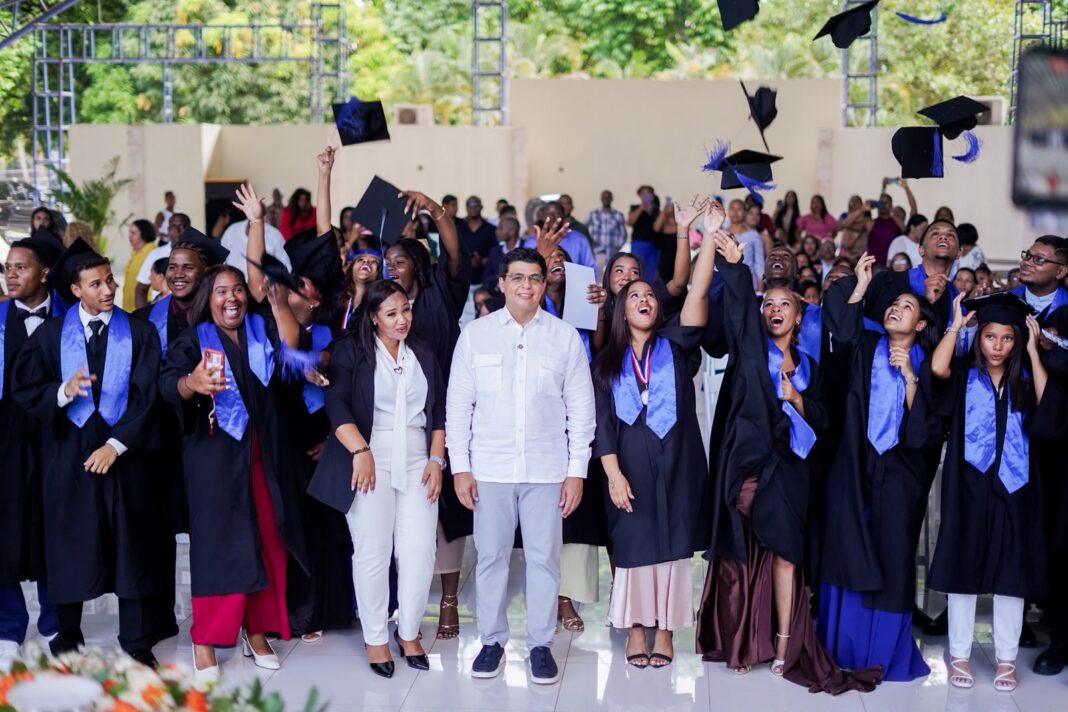 Fellito Suberví encabeza graduación de 24 nuevos bachilleres técnicos del Liceo CAASD