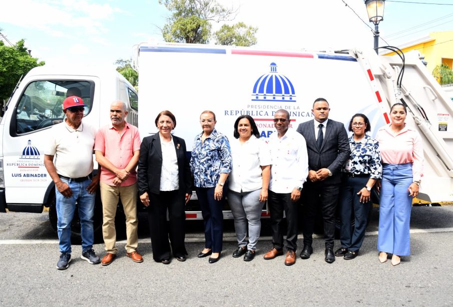 La Vega recibe nuevo camión recolector de desechos sólidos donado por el presidente Luis Abinader La Vega recibe nuevo camión recolector de desechos sólidos donado por el presidente Luis Abinader