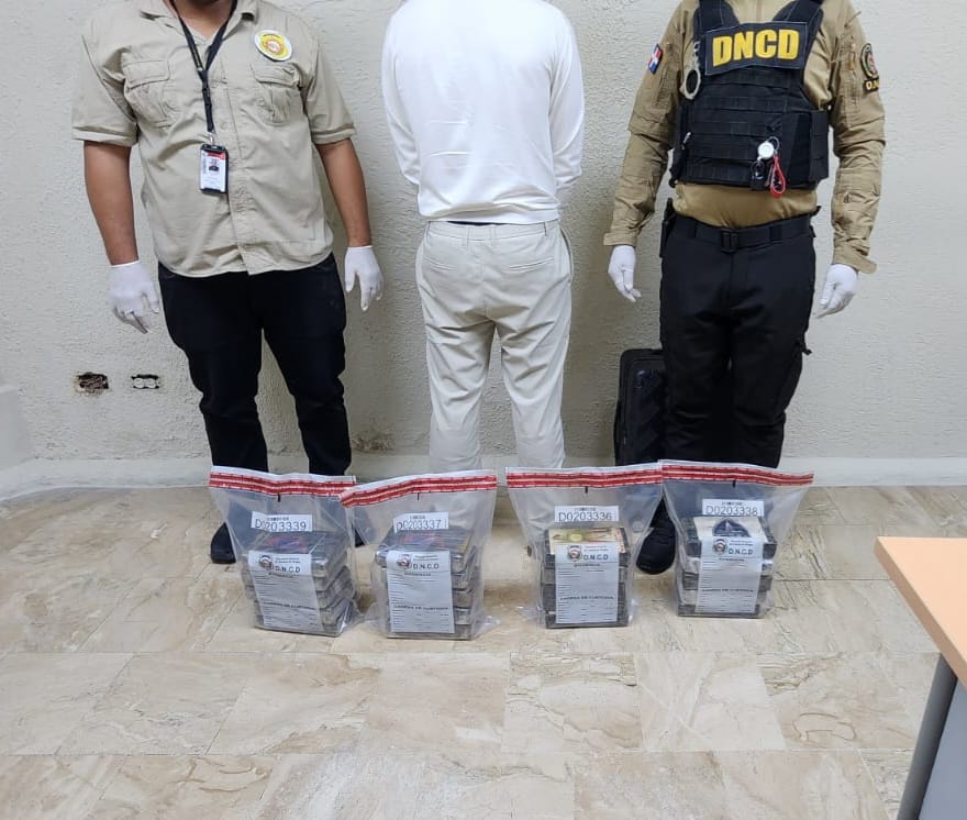 DETIENEN A ESPAÑOL CON 20 PAQUETES DE PRESUNTA COCAÍNA EN EL AEROPUERTO DE PUNTA CANA DETIENEN A ESPAÑOL CON 20 PAQUETES DE PRESUNTA COCAÍNA EN EL AEROPUERTO DE PUNTA CANA