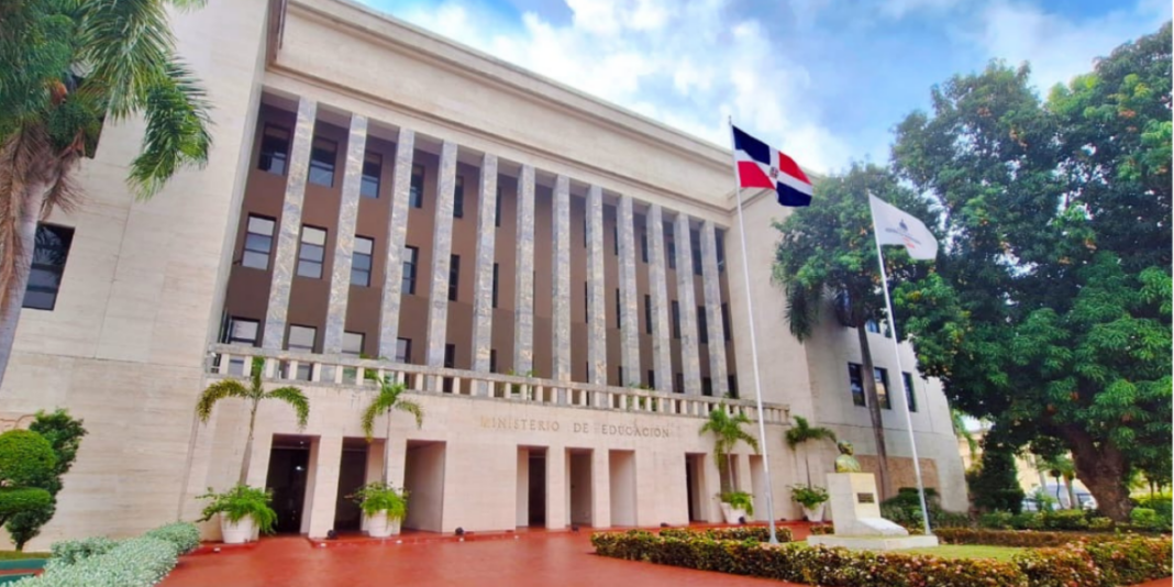 Ministerio de Educación suspende docencia este martes en centros educativos de zonas vulnerables en provincias bajo alerta amarilla Ministerio de Educación suspende docencia este martes en centros educativos de zonas vulnerables en provincias bajo alerta amarilla